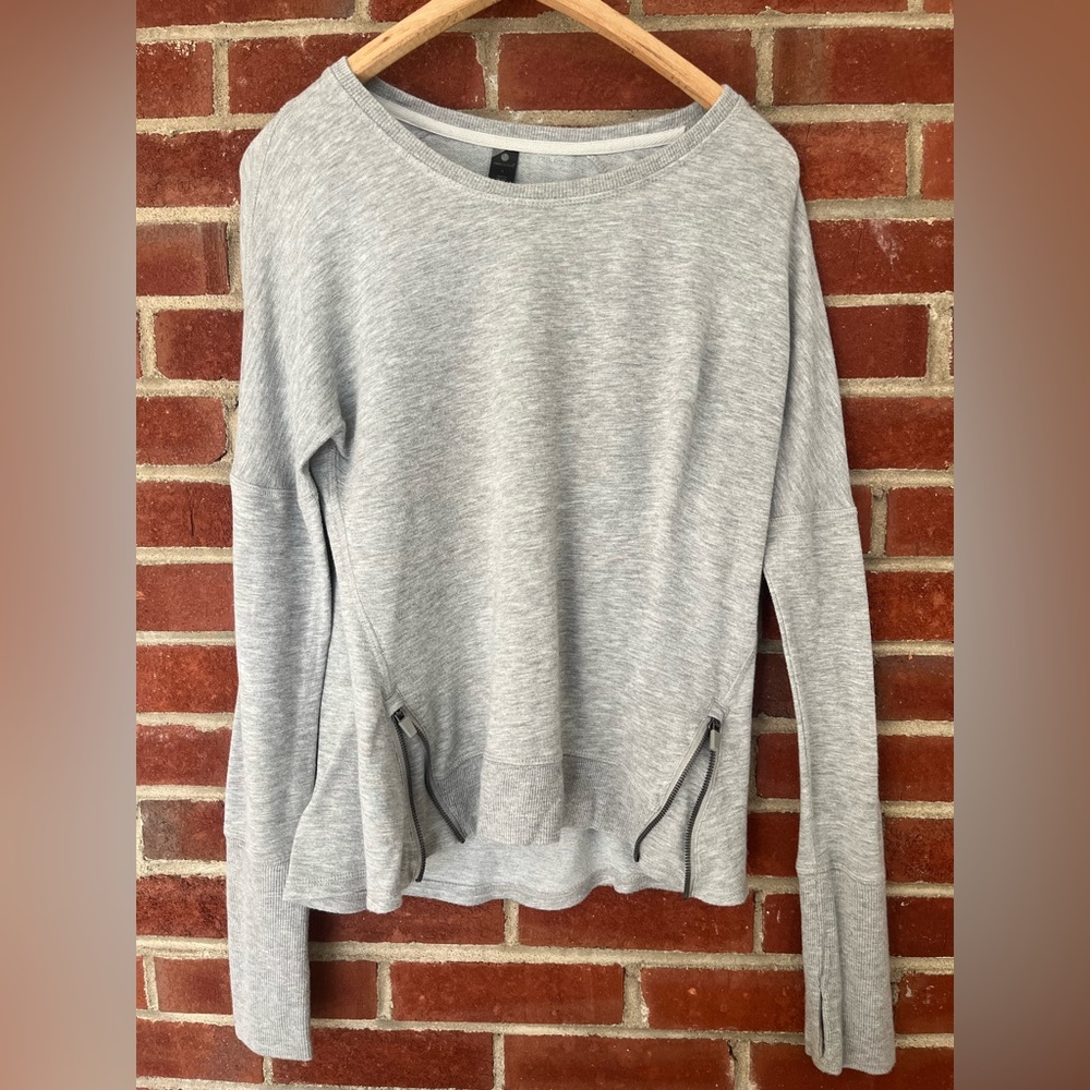 Athletic shirt with zippers